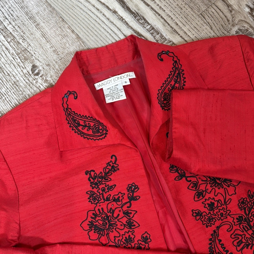 Maggy London 100% Silk Embroidered Clasp Front Jacket Womens 6 Red Floral Paisle